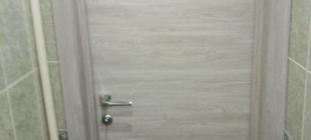 Установили двери в санузел